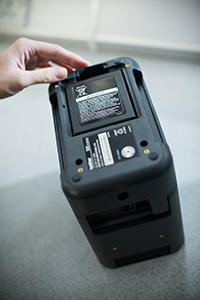 Brother PT-P900W Etikettendrucker mit Akkubasis