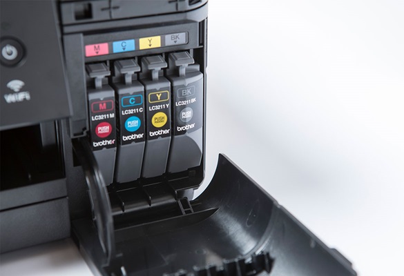 vier Tintenpatronen in einem Bruderdrucker